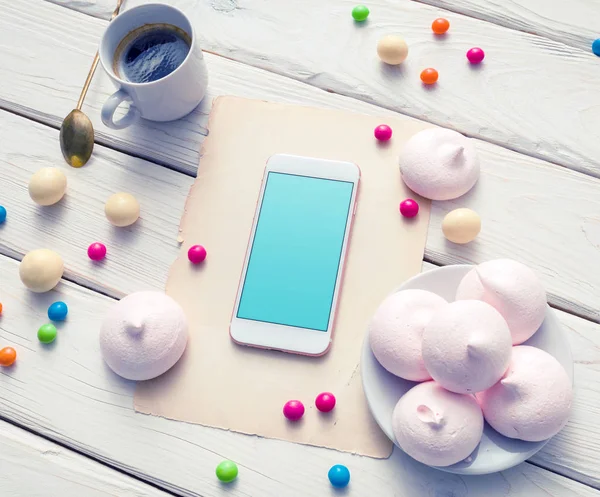 Burla de teléfono inteligente entre dulces de color —  Fotos de Stock