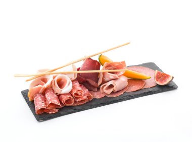 Çubuklarla sosis ve salam Dilimleme