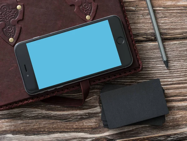 IPhone 6 artı yanındaki siyah b-kartları