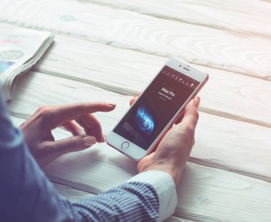 Kadın tutun Iphone 6