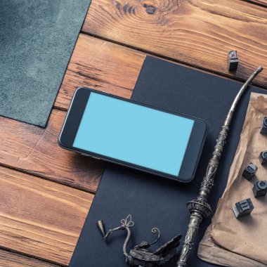 Siyah smartphone mock-up yanındaki vintage aksesuarları.