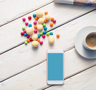 Beyaz akıllı telefon üstünde a okul sırası. Kırpma yolu dahil.