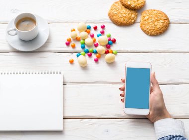 Kadın beyaz smartphone tutun