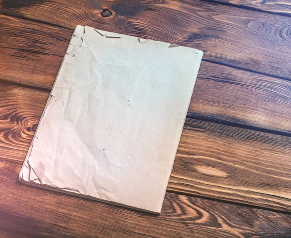 Древний лист бумаги на рабочем столе — стоковое фото