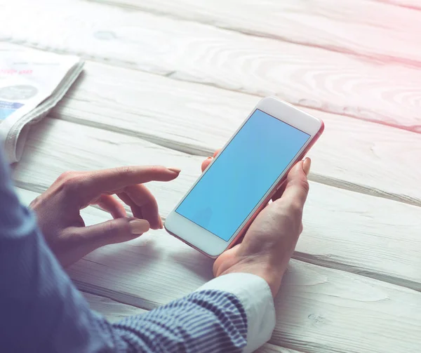 Femme travaillant avec un smartphone — Photo