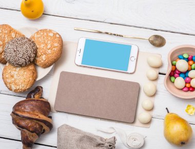 Beyaz ahşap masaüstü iPhone'da