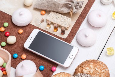 Beyaz ahşap masaüstü iPhone'da