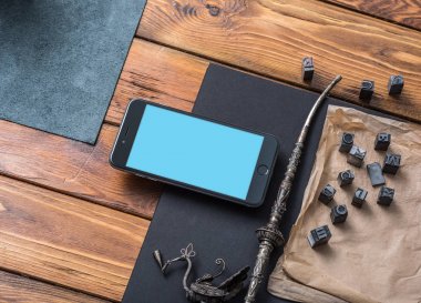 Smartphone mock-up yanındaki vintage aksesuarları.