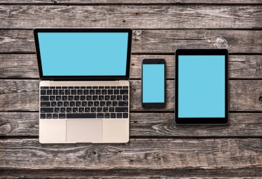 Dizüstü bilgisayar, tablet pc ve smartphone duyarlı mock-up,