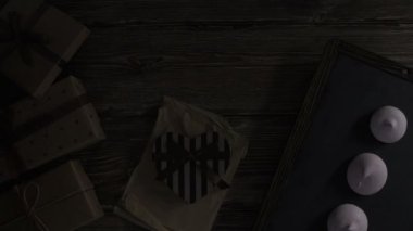 Işık seyahatlerinizde hediye kutuları üzerinden bir masaüstü alttan üste