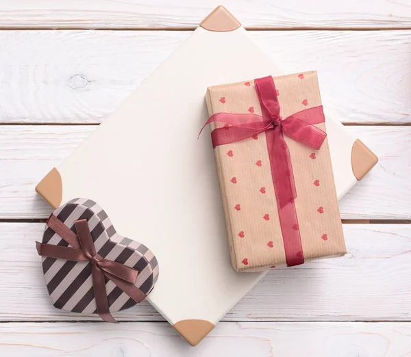 Dos cajas de regalo en madera blanca — Foto de Stock