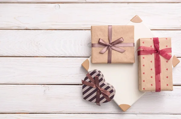 Confezioni regalo su legno bianco, vista dall'alto — Foto Stock