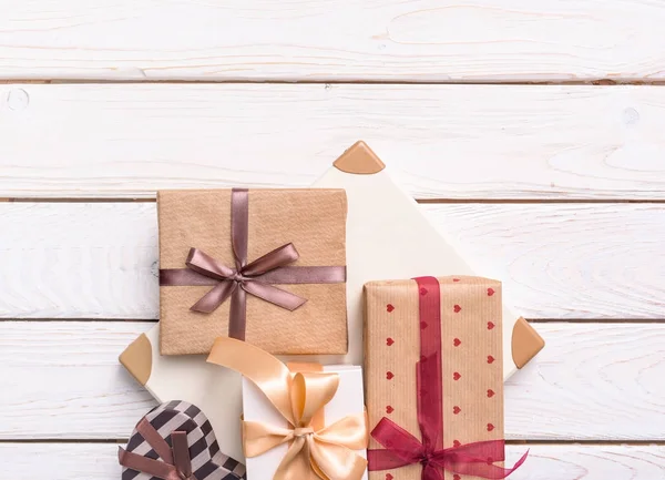 Cajas de regalo en madera blanca, vista superior —  Fotos de Stock