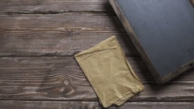 El koyar kalp hediye kutusu ahşap masaüstü şeklinde mans