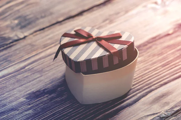 Caja de regalo de San Valentín en forma de corazón — Foto de Stock