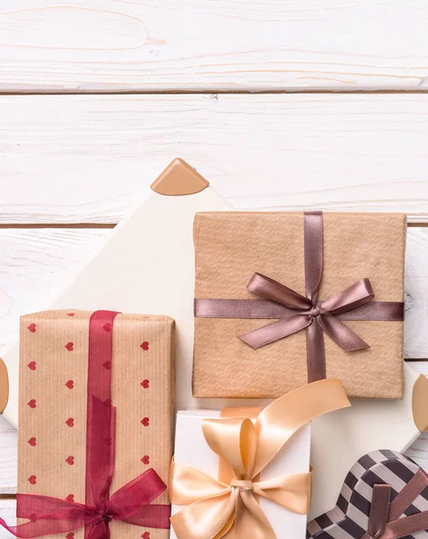 Beyaz ahşap, en iyi görünümü üzerinde hediye kutuları — Stok fotoğraf