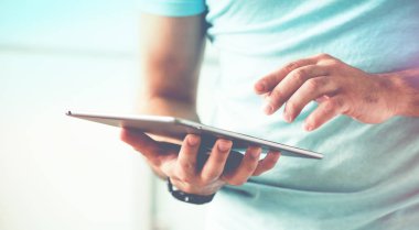 Tablet kullanan adam