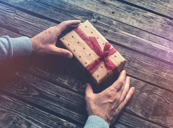 Presentförpackning i mans händer. — Stockfoto