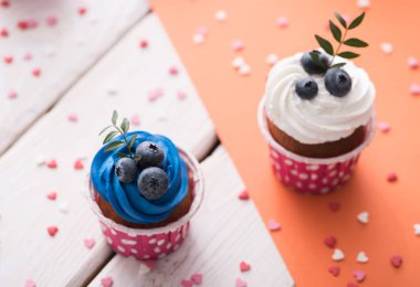 Bir tabloda iki lezzetli kek