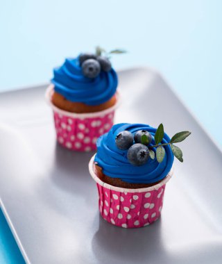 Dikdörtgen bir plaka üzerinde iki lezzetli kek.