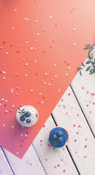 Två muffins på ett bord, ovanifrån — Stockfoto