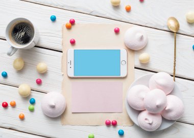 Beyaz ahşap masaüstü iPhone'da