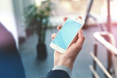 İş adamı tutun beyaz iphone