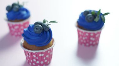 Dikdörtgen bir plaka üzerinde üç top kek