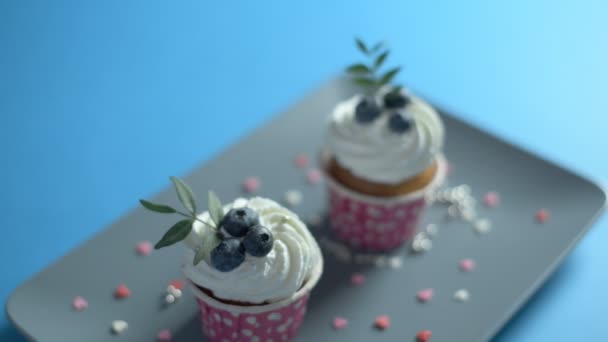 Dos cupcakes en un plato rectangular — Vídeos de Stock