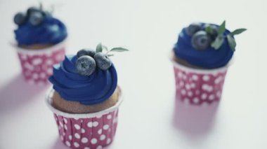 Dikdörtgen bir plaka üzerinde üç top kek