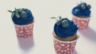 Dikdörtgen bir plaka üzerinde üç top kek