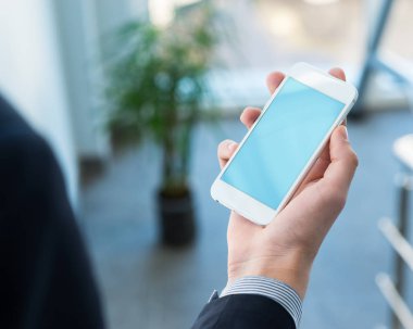 Smartphone tutan bir adam alay