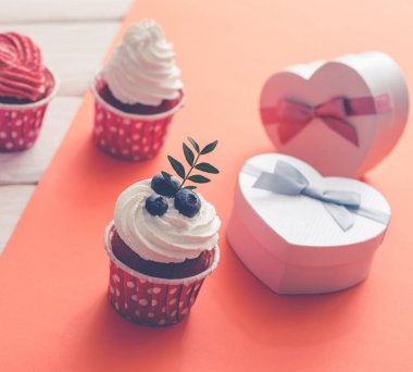 Çörekler ve kalp şeklinde hediye kutusu