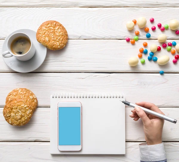 Mockup de telefone inteligente branco sobre mesa de café. Caminho de recorte incluído . — Fotografia de Stock