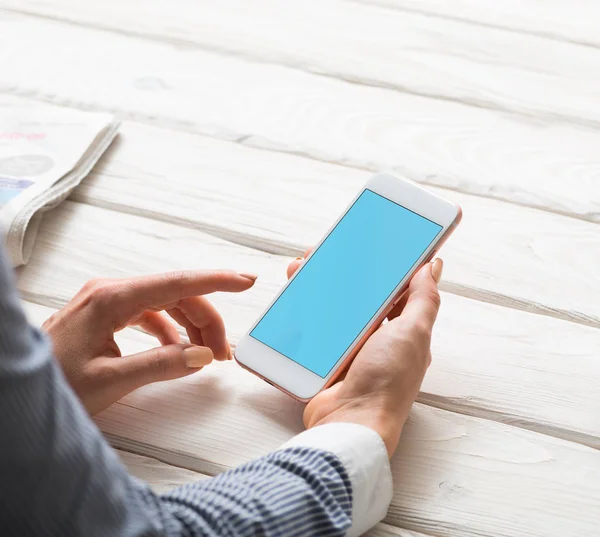 Femme travaillant avec un smartphone — Photo