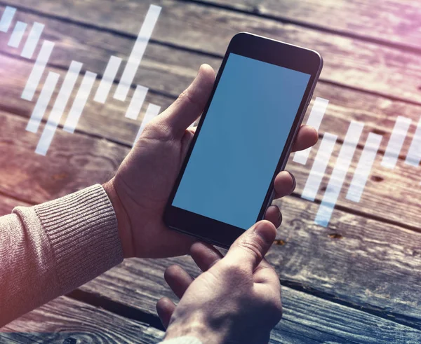 Smartphone elinde. Kırpma yolu dahil.