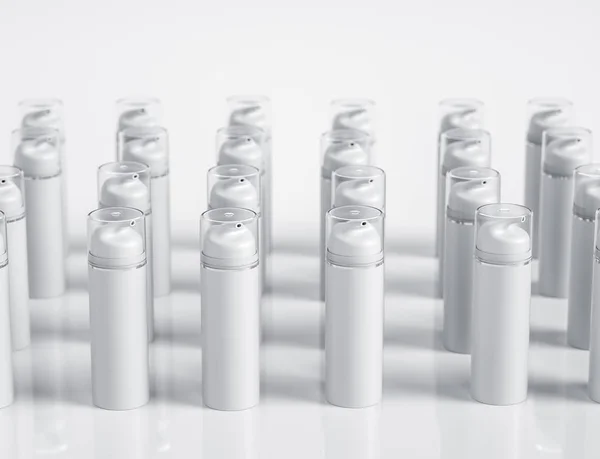 Tubos cosméticos brancos em uma fileira . — Fotografia de Stock