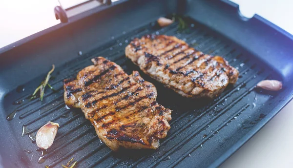 Dos filetes a la parrilla en una sartén. Vista superior . —  Fotos de Stock