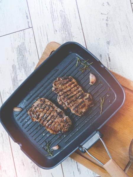 Twee gegrilde Steaks op een Grill Pan. Bovenaanzicht. — Stockfoto