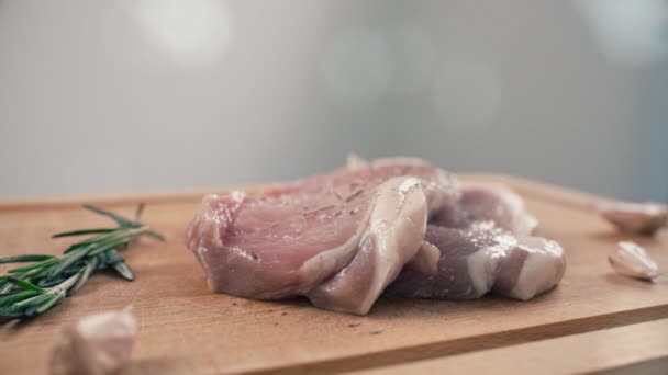 Speziatura di due pezzi di lombata di maiale — Video Stock