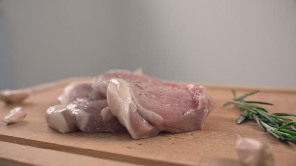 Épice de deux morceaux de longe de porc — Video