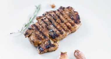 Kızarmış biftek üzerinde beyaz Üstten Görünüm.