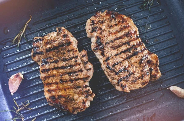 Twee gegrilde Steaks op een Grill Pan. Bovenaanzicht. — Stockfoto