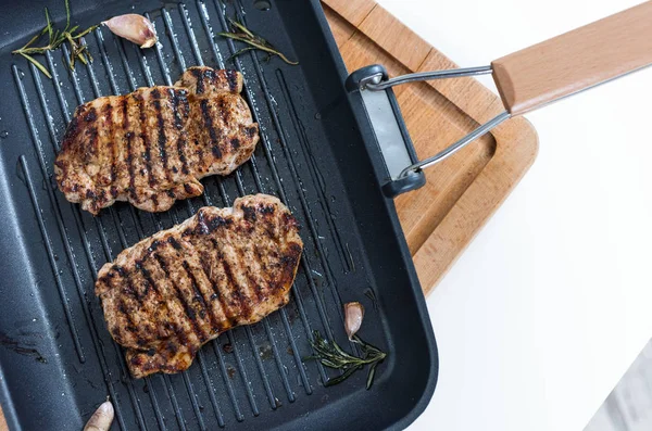 Deux steaks grillés sur une poêle à griller. Vue du dessus . — Photo