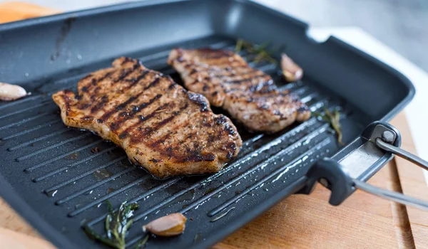 Deux steaks grillés sur une poêle à griller. Vue du dessus . — Photo