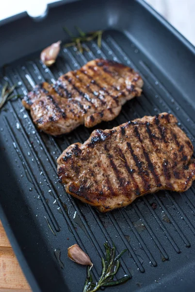 Deux steaks grillés sur une poêle à griller. Vue du dessus . — Photo