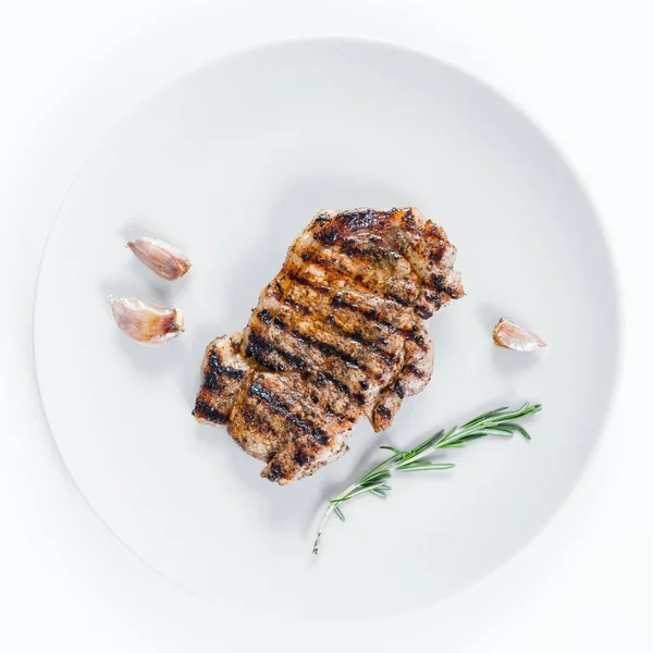 Bistecca arrosto su un piatto. Vista dall'alto . — Foto Stock