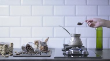 Türk kahvesi hazırlanması.