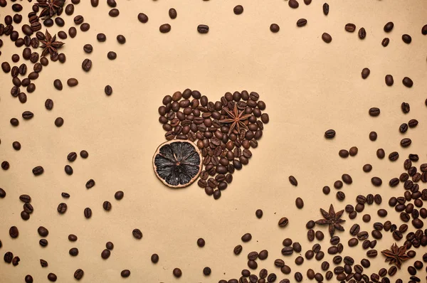 Κάτοψη των κόκκων καφέ σε σχήμα καρδιάς — Φωτογραφία Αρχείου