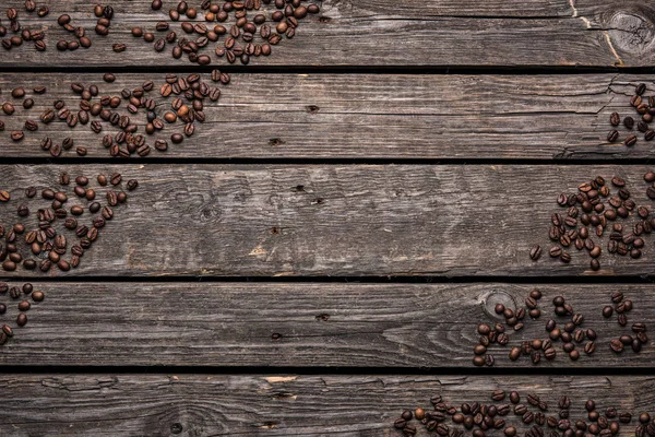 Chicchi di caffè su desktop di legno, vista dall'alto . — Foto Stock